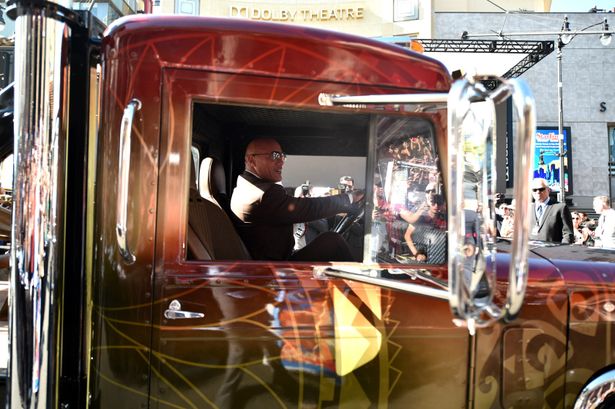 大きなトラックを自ら運転して会場に現れたドウェイン・ジョンソン