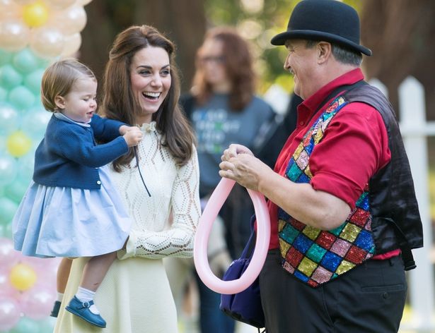 2016年の子ども向けパーティーで風船に興味津々なシャーロット王女