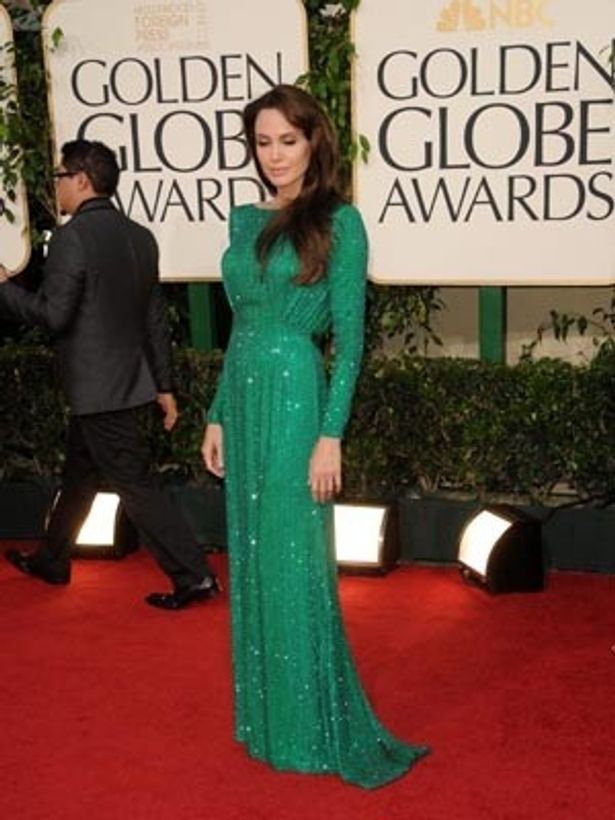 【写真をもっと見る】グリーンのドレスでレッドカーペットを彩るアンジェリーナ・ジョリー(アトリエ ヴェルサーチ)