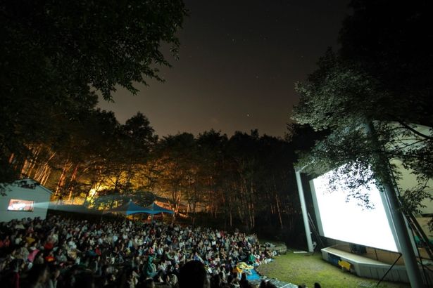 大自然の中で映画を上映する「星空の映画祭」