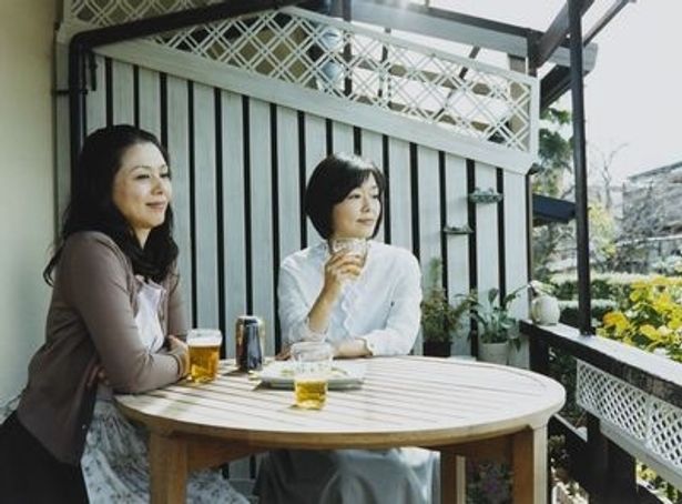 京都の街に暮らし始めた三人の女たちの穏やかな日常を描く。松本佳奈監督は本作が初監督作品となった