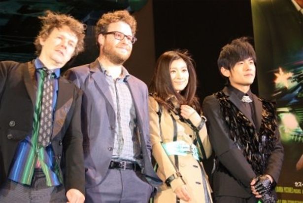 『グリーン・ホーネット』のプレミアにて。左から、ミシェル・ゴンドリー監督、セス・ローゲン、篠原涼子、ジェイ・チョウ