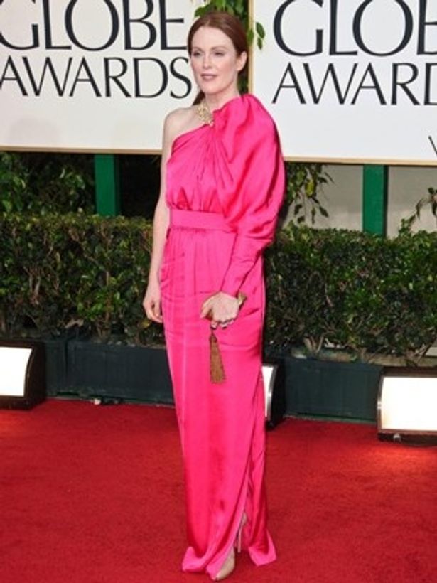 ジュリアン・ムーアのショッキングピンクのドレスは「『バットマン』のトゥー・フェイスのようだ」と酷評