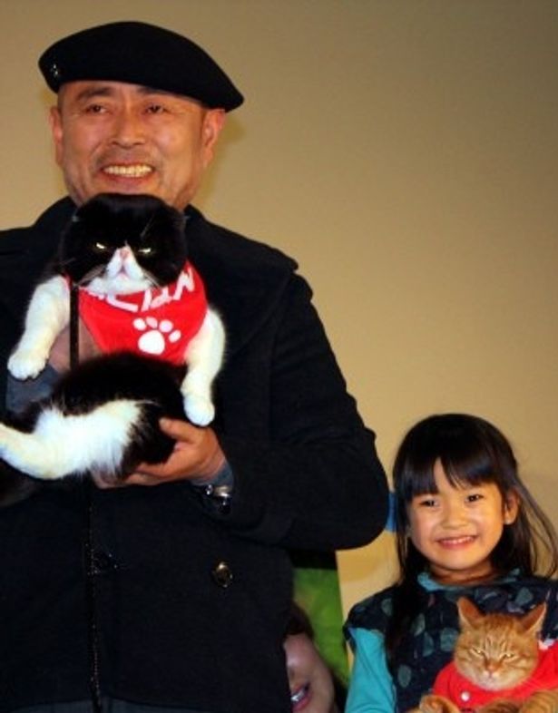 伊武雅刀、子役の奥田いろはがネコたちと舞台挨拶