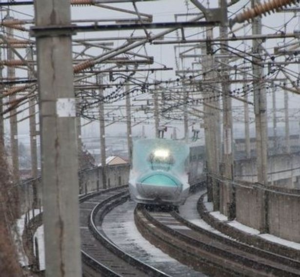 東北新幹線の新型車両はやぶさ。公募4000人の試乗会に25万人もの応募があったという。3月から運行開始予定