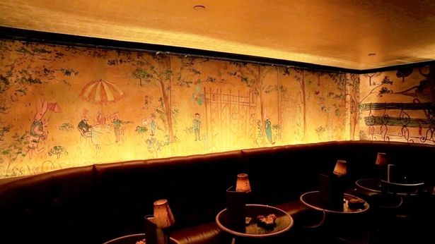 著名絵本作家が描いた壁画に彩られたバーは『グランド・ブダペスト・ホテル』の着想元となっている
