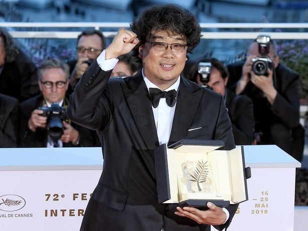 【写真を見る】初のパルムドール受賞となったポン・ジュノ監督、喜びのガッツポーズを披露！