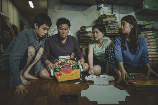 世界的な活躍をみせるポン・ジュノ監督の最新作では2つの家族の悲喜劇が展開される