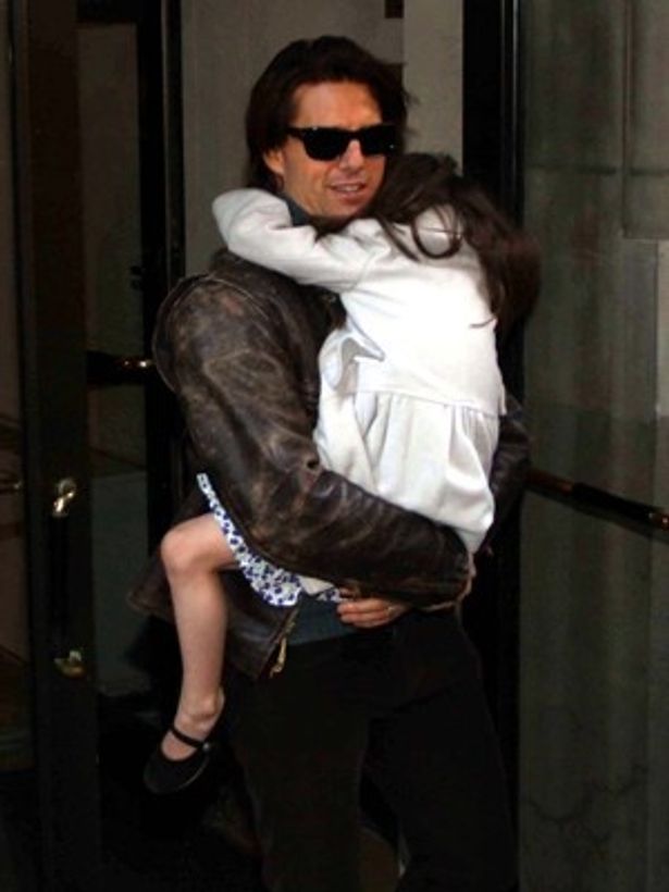 ケイティとの愛娘、スリを抱くトム・クルーズ