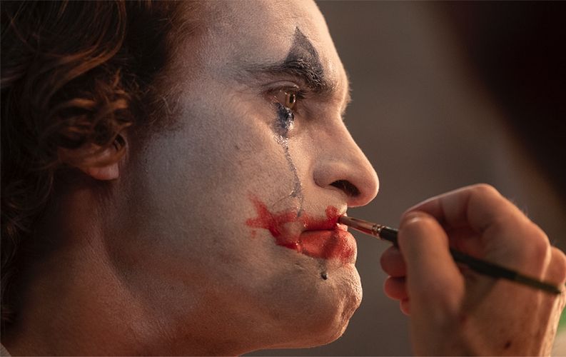 ピエロのメイクが涙で流れる…ホアキン・フェニックスの熱演露わな『ジョーカー』場面写真が解禁