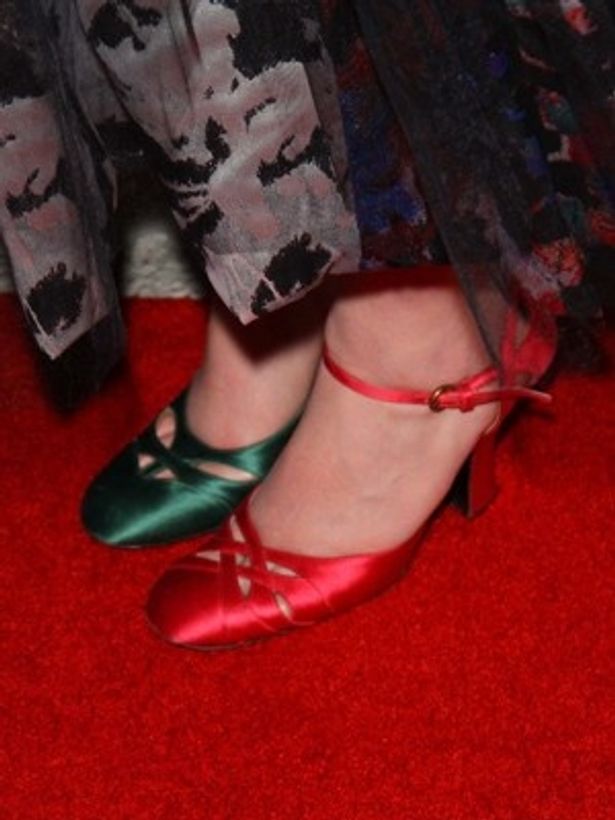 【写真】片方ずつ違う緑と赤の靴を履いてレッドカーペットに現れて大いに注目を集めた
