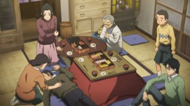 【写真】家族そろってコタツでおせちを囲み酔いつぶれ。まさに昭和の正月らしい風景