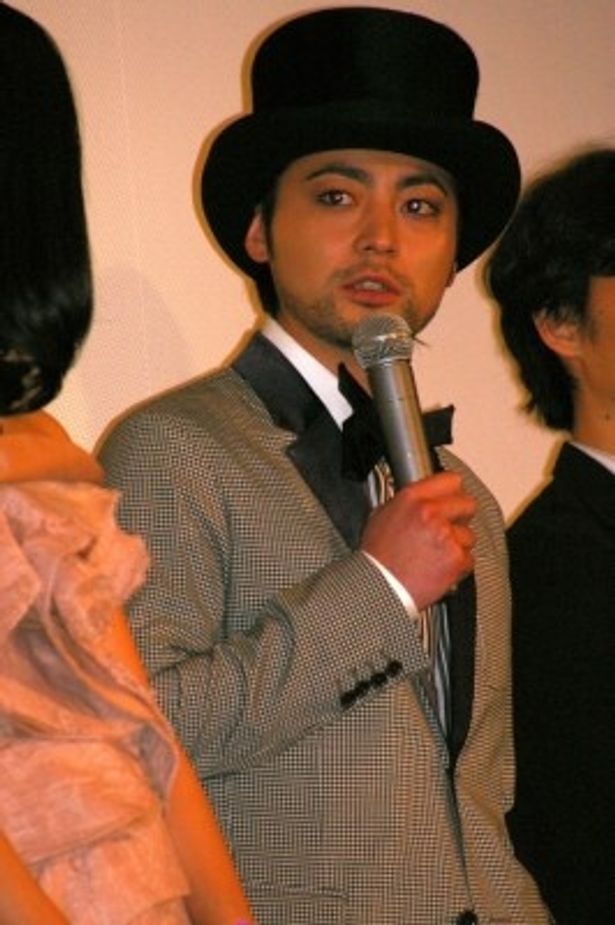 帽子好きの山田孝之は、今回も帽子を着用し「ちょっと重い」
