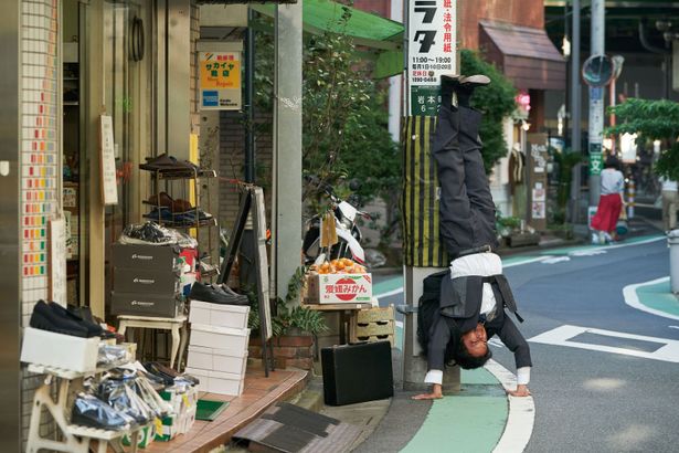 【写真を見る】一世一代のケンカに勝つため倒立状態で腕立てする池松壮亮の筋力にあ然！