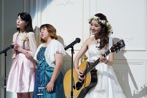 結婚式でサプライズで歌を披露する静香たち