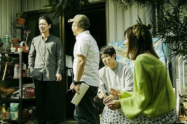 【写真を見る】佐藤健、鈴木亮平、松岡茉優が兄妹役を演じる