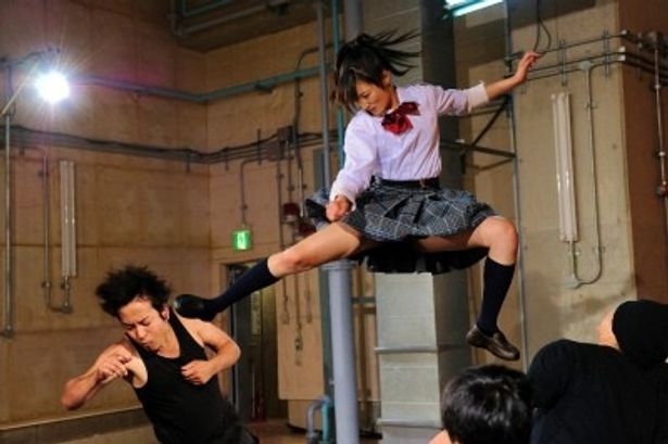 【写真】驚異！制服姿で勇ましく飛び蹴りをする武田梨奈