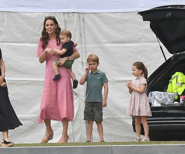 【写真を見る】ジョージ王子、シャーロット王女らアクティブな3きょうだい、お外遊びで大はしゃぎ！