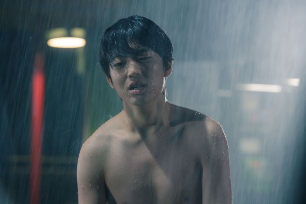【写真を見る】雨の中で上裸の伊藤健太郎…驚愕の役作りで中2男子に大変身