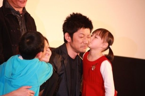 【写真をもっと見る】小泉今日子と永瀬正敏は子供たちからキスされて大感激！