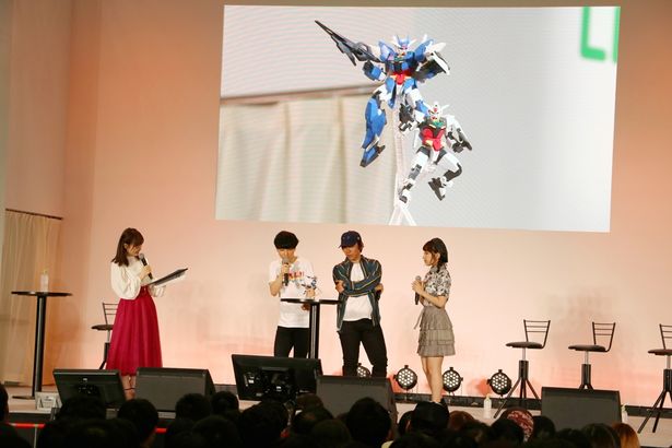 「機動戦士ガンダム」40周年ステージにて、ガンプラに興味津々の声優の佐藤拓也と小林千晃、タレントの十味