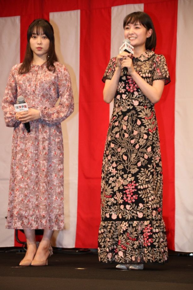【写真を見る】葵わかな、桜井日奈子のドレス姿の全身ショット