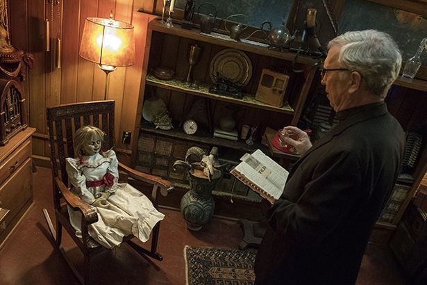 『死霊館』でアナベル人形はお祓いされ、ウォーレン夫妻宅の地下に封印されたはずだったが…