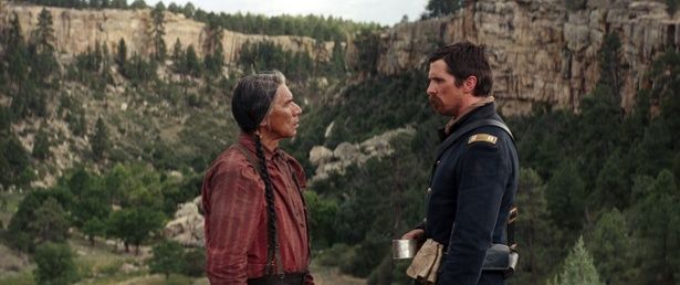 白人の大尉とインディアンの部族長が団結！手を取り合い危険な旅に挑む(『荒野の誓い』)