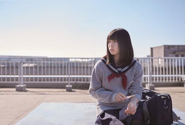 桜井日奈子演じる鹿野ななは、「死にたい」が口癖の心優しきネガティブ少女