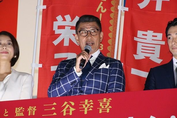 内閣総理大臣の黒田啓介役の中井貴一