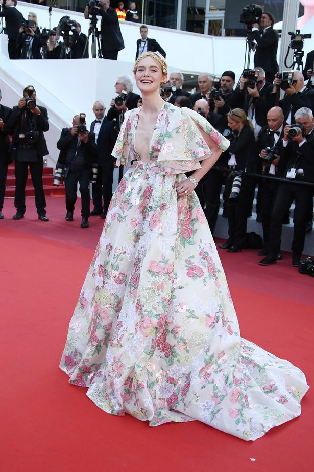 【写真を見る】カンヌ国際映画祭では何着ものドレス姿を披露！こちらもヴァレンティノ。ほかの写真もチェック！