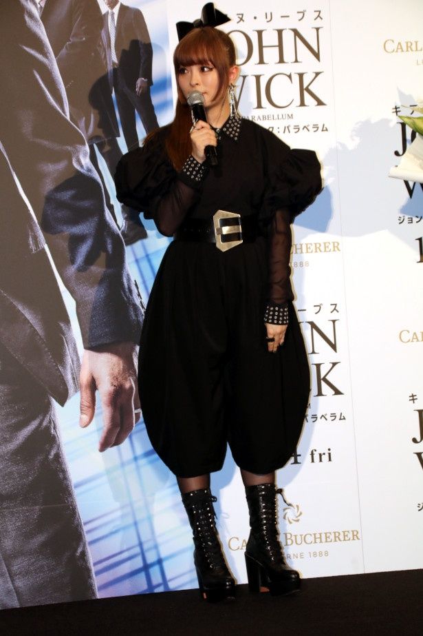 【写真を見る】キアヌ・リーブスが興奮したきゃりーぱみゅぱみゅの忍者ファッション