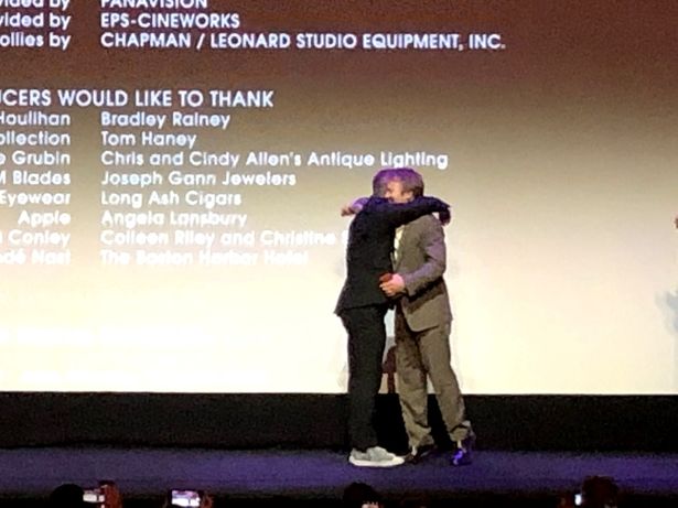 プレミア上映で抱き合うクレイグとジョンソン監督