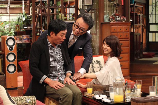 【写真を見る】総理夫人役の石田ゆり子も一緒に、人気バラエティ「さんまのまんま」に出演！