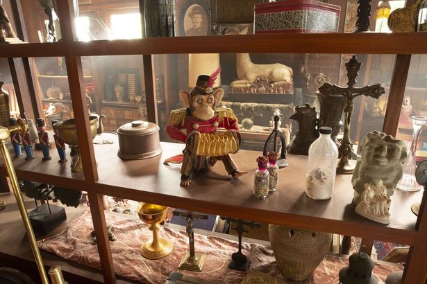 『死霊館』ファンおなじみの猿のおもちゃなども博物館には並ぶ(『アナベル 死霊博物館』)