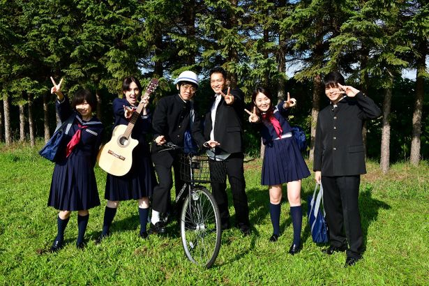 北海道下川町の大自然の中、学生服ではしゃぐ出演者たち