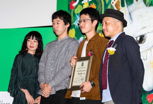 審査員特別賞を受賞した『ビューティフル、グッバイ』の今村瑛一監督はキャスト陣と記念撮影