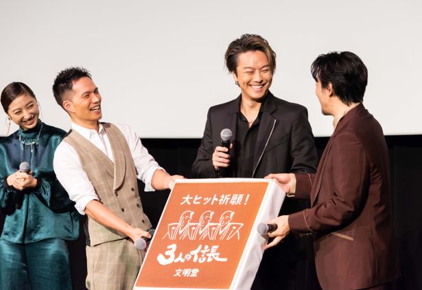 【写真を見る】TAKAHIROが巨大カステラに大興奮！茶目っ気たっぷりのトークで会場は爆笑の渦