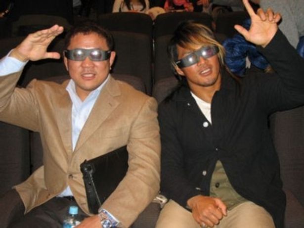 永田裕志選手(左)と棚橋弘至選手も3Dプロレスを満喫！