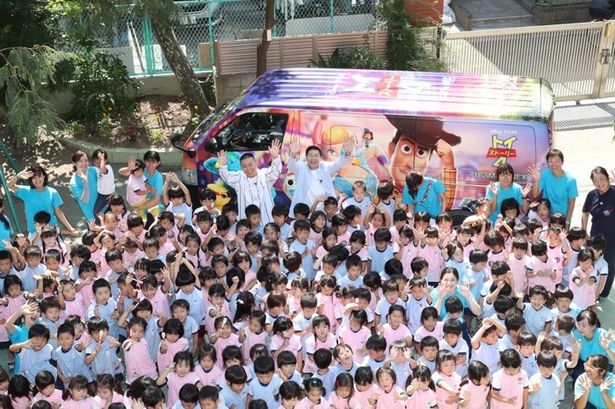 幼稚園で行われたラッピングカーの出発式にチョコレートプラネットが参加！