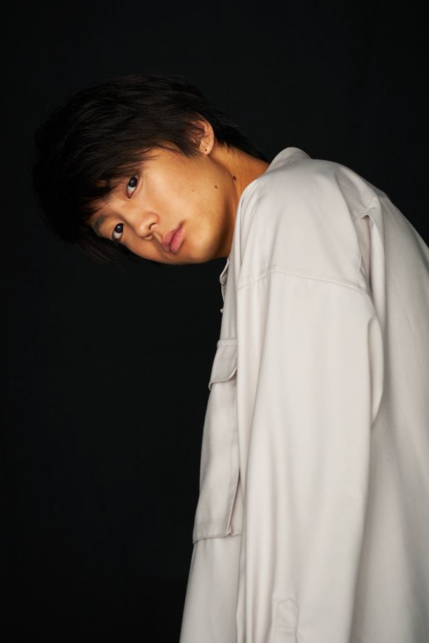 【写真を見る】最旬俳優の一人、伊藤健太郎をスペシャルシューティング！