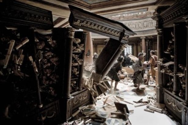 数多の書物が集められた図書館が、無残にも破壊されていく