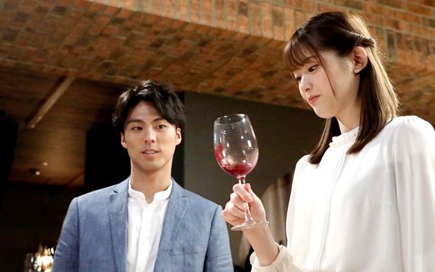 紫野(松村)は初めて参加したワイン会で織田一志(小野塚勇人)と出会い心惹かれる