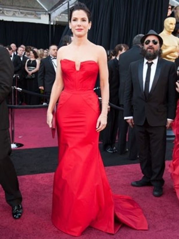 昨年、主演女優賞を受賞したサンドラ・ブロックは赤いドレスでプレゼンターを務めた