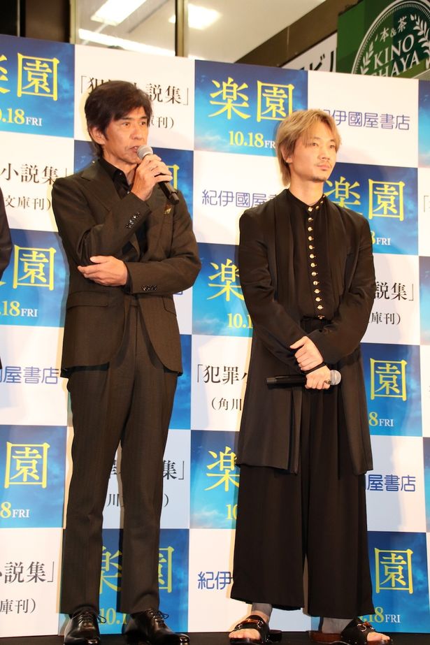 【写真を見る】綾野剛、個性派ファッションで新宿に降臨！