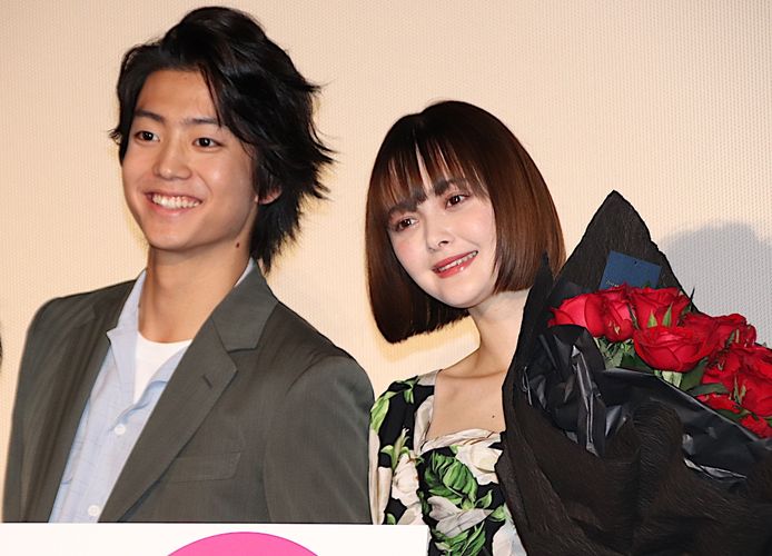 玉城ティナ、伊藤健太郎からバラの花束贈られ「プロポーズみたい！」と大感激