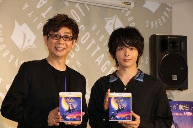 『アラジン』のイベントに登壇した中村倫也と山寺宏一