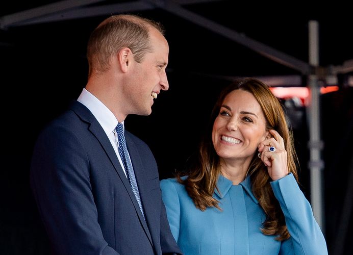 英国＆訪問地ブランドを徹底！キャサリン妃、煌びやかなドレスでウィリアム王子とカラーコーデ