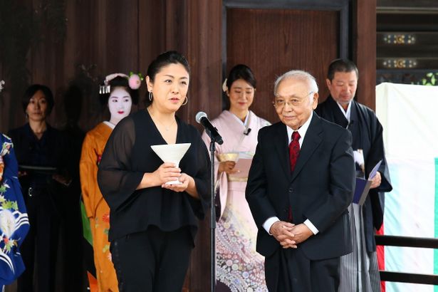 津川雅彦の娘で女優の真由子が代理で受賞式に立った