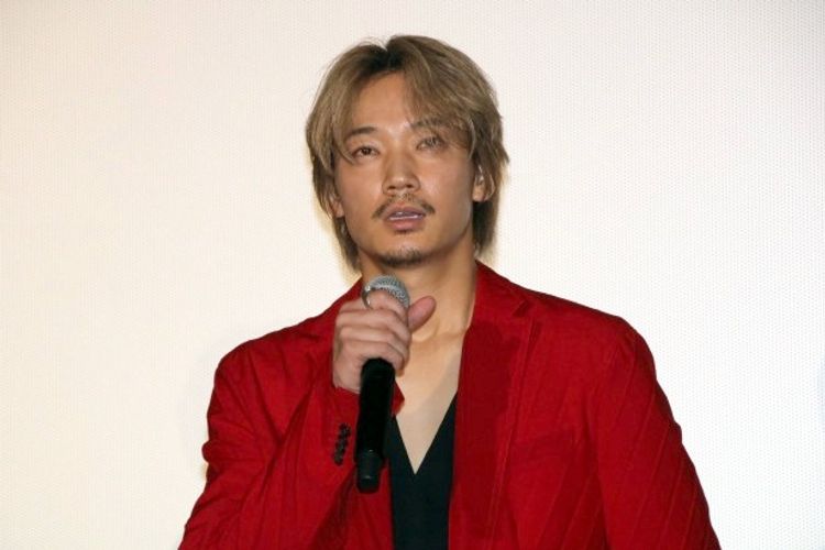 真っ赤なスーツの綾野剛、『楽園』鑑賞後の観客を「僕たちのことが心配になると思うけれど…」と思いやる